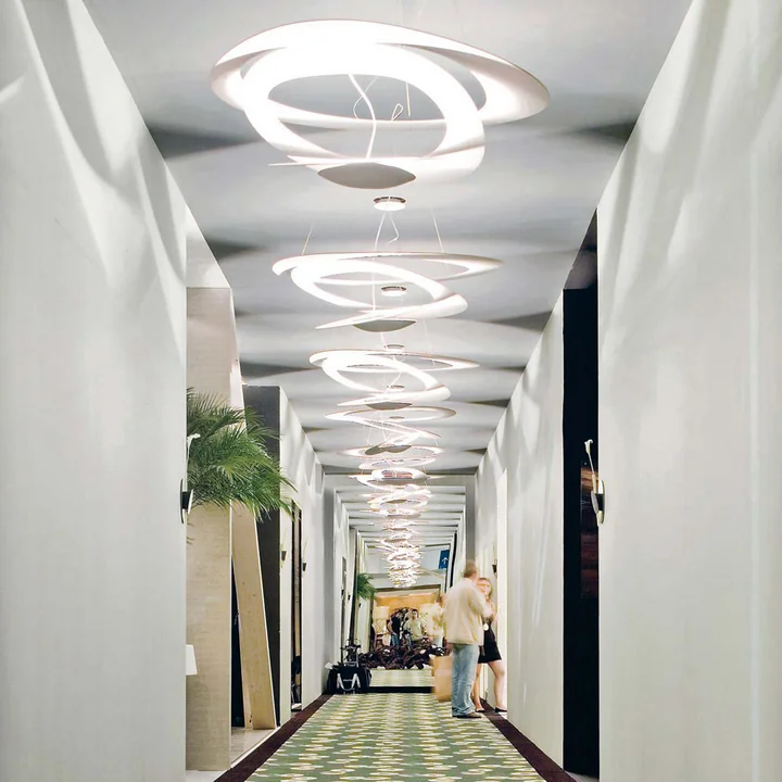 The Pirce Sospensione Halo pendant lamp in the hallway
