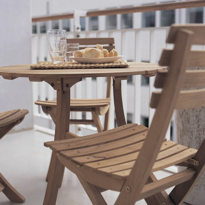 Breakfast on the balcony with the Vendia Skagerak table and chairs