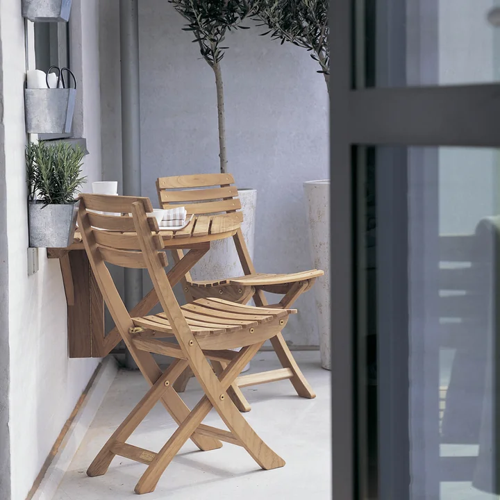 Design in the smallest space: Skagerak Vendia Table and chairs