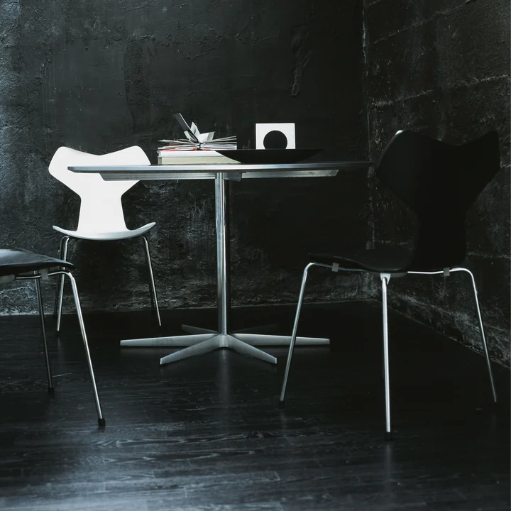 Fritz Hansen GRAND PRIX CHAIR ブラック Fritz Hansen - Grand Prix Chair | Connox