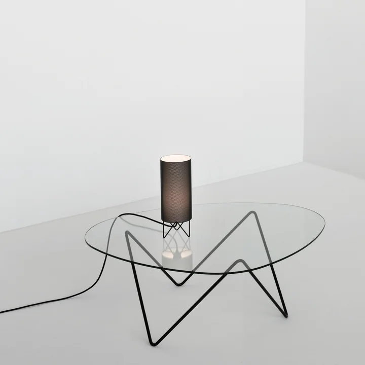 Sophisticated design, light atmosphere: Gubi Pedrera coffee table and table lamp H2O