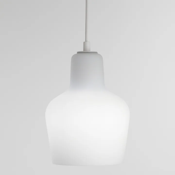 The pendant luminaire A 440 from Artek shines pleasantly and glare-free