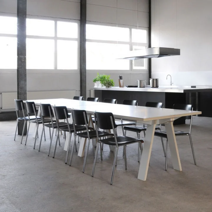 Two Steck tables in white from Tojo in the kitchen