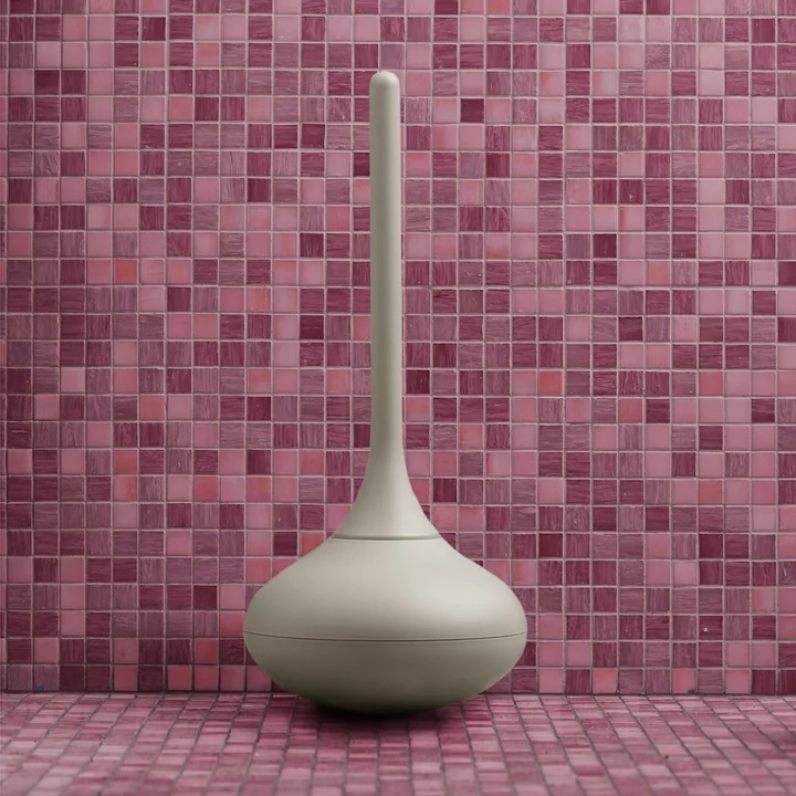 The Ballo Toilet brush from Normann Copenhagen in grey before pink tiles