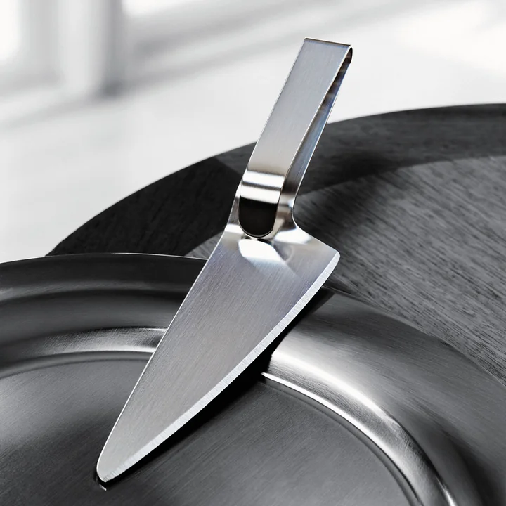 The cake knife/stirrer from Stelton was designed by Erik Magnussen