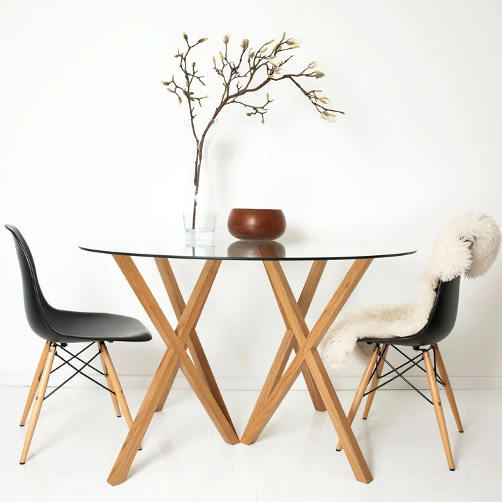 Round glass dining table thanks to Mika table trestle by Hans Hansen