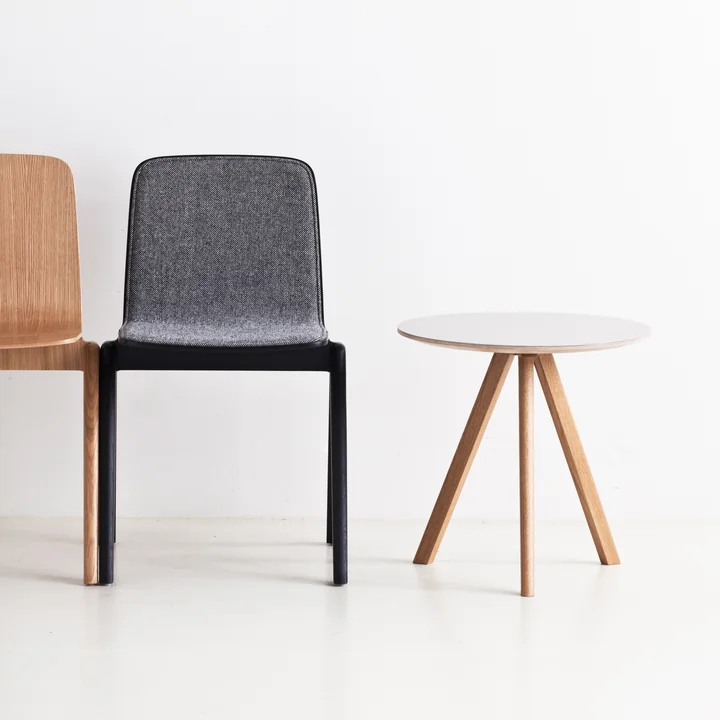 The Copenhague CPH20 side table from HAY with chairs