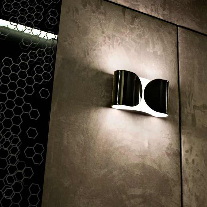 The Foglio wall lamp in black on the wall