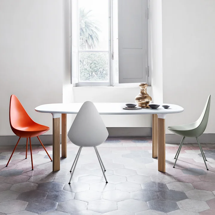 Drop Chair from Fritz Hansen in white with analog table