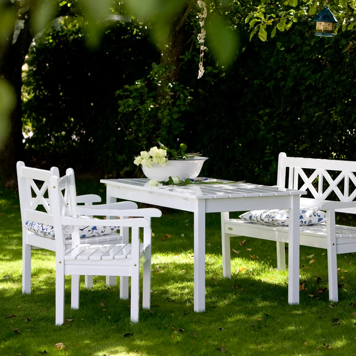 The white Skagen bench from Skagerak on the lawn