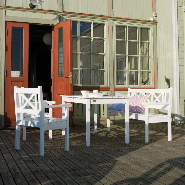 The Skagen bench from Skagerak on the wooden terrace in front of the house