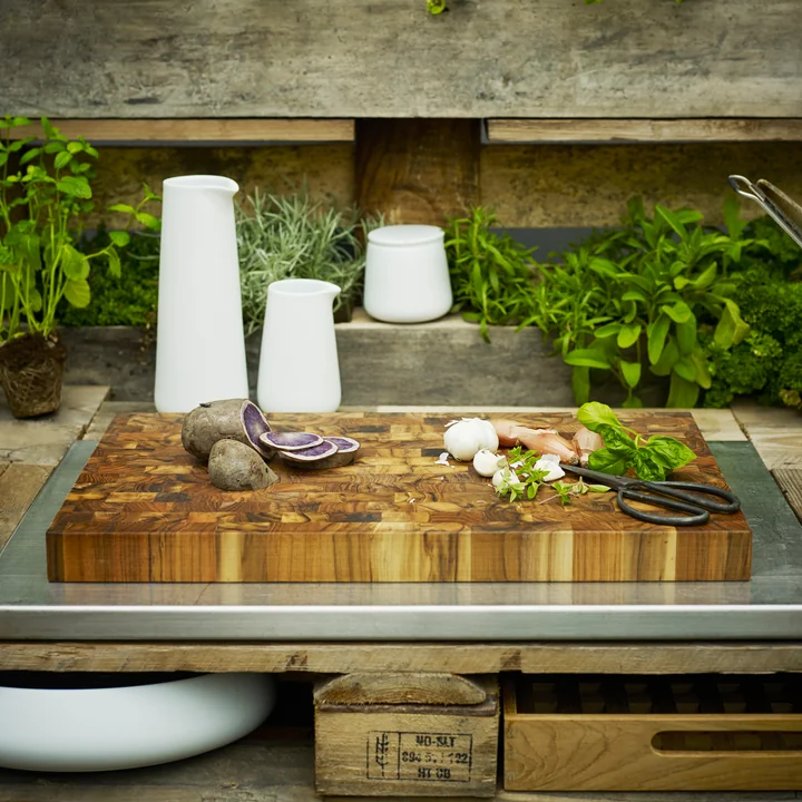 The cutting board from Skagerak in an environment with a lot of wood