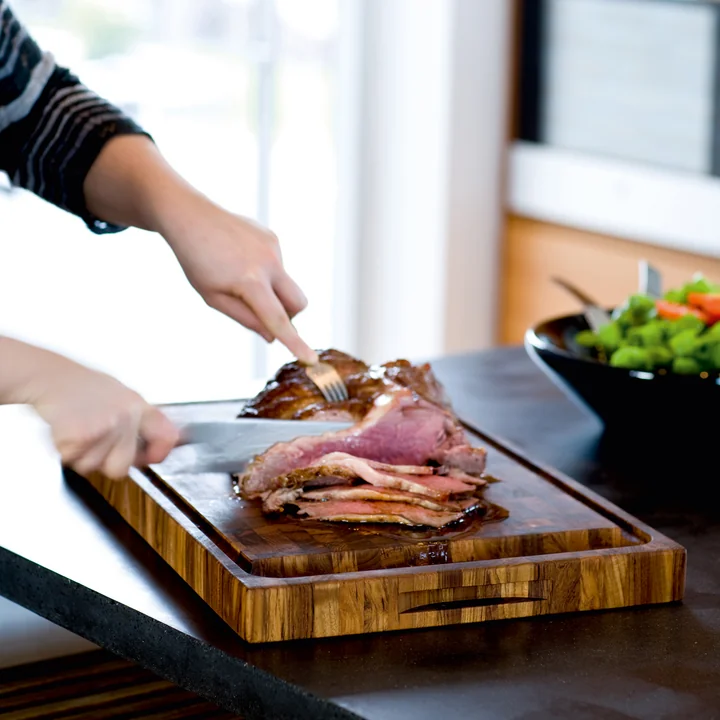On the cutting board from Skagerak can also cut steak meat