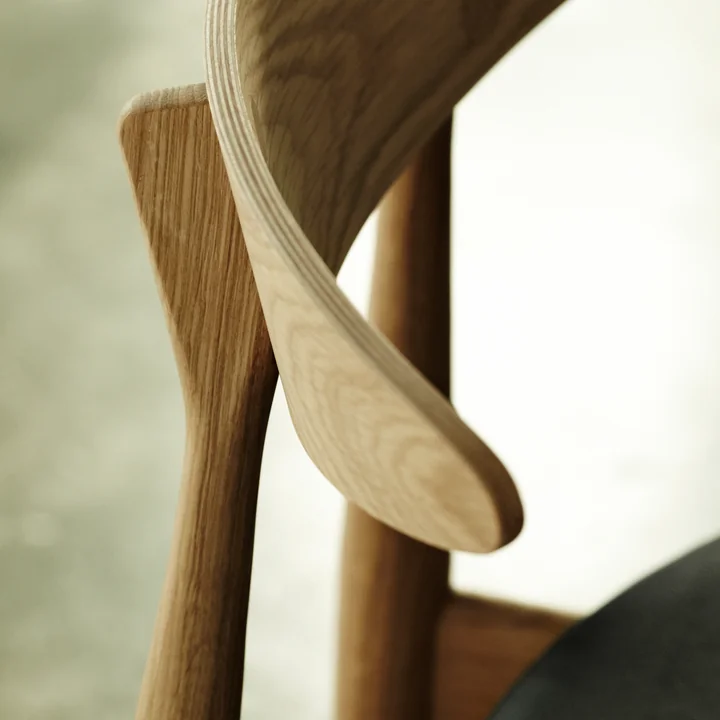 CH33 from Carl Hansen in oiled oak / black leather finish (Loke 7150)
