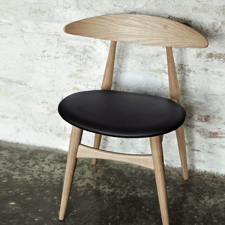 CH33 from Carl Hansen in the finish oiled oak / leather black