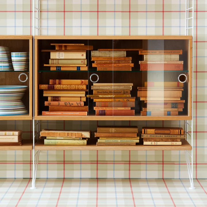 Display cabinet with sliding doors from String