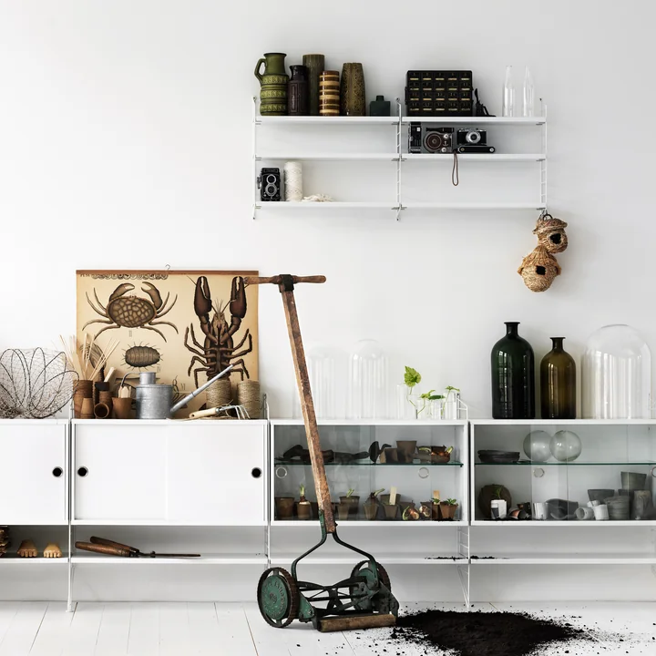 Display cabinet with sliding doors from String