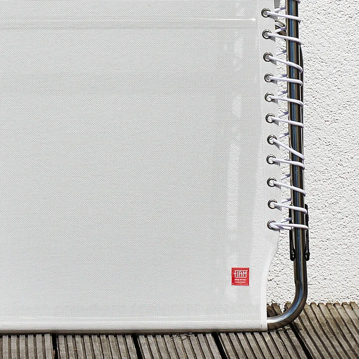 Amigo XXL Three-legged couch from Fiam in white, detail view foot end with logo