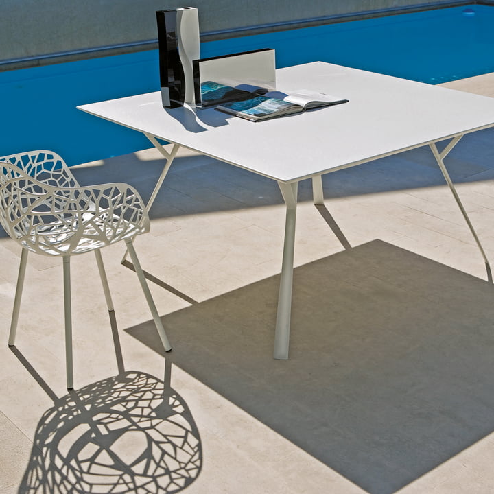 Timeless table for the outdoor area