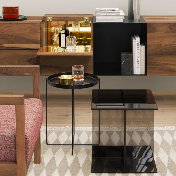 The CM05 Habibi side table in black from e15