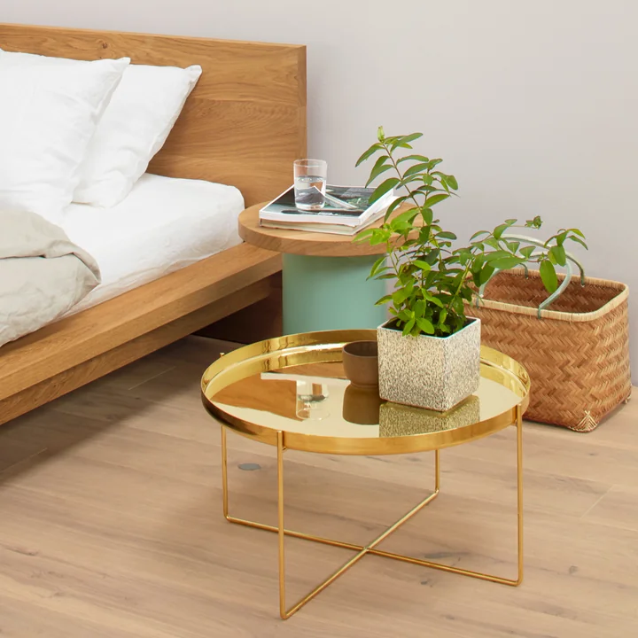 The CM05 Habibi side table in brass from e15