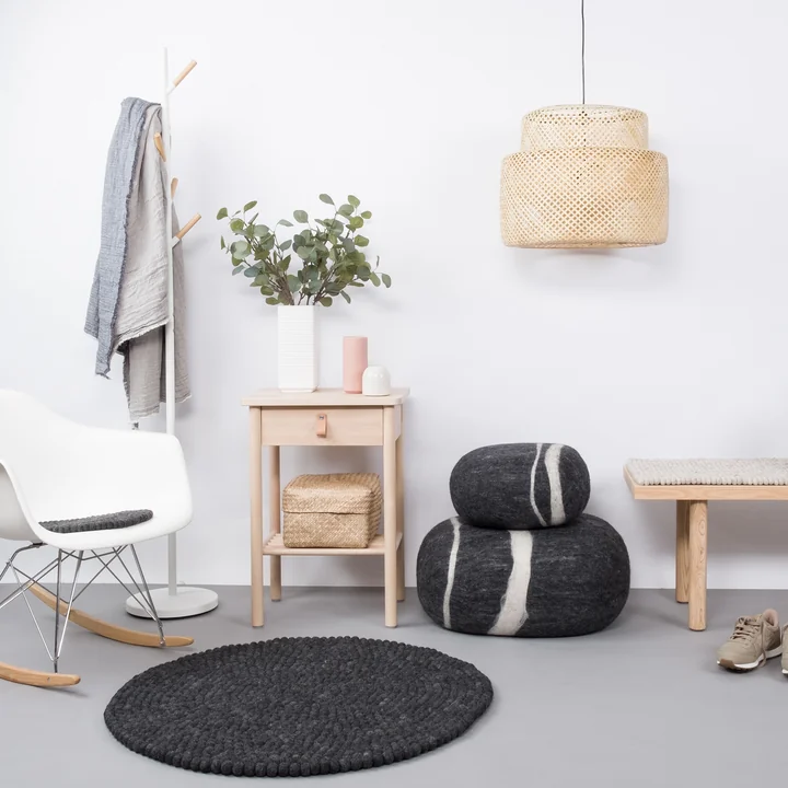 Hugo Round rug from myfelt in front of the sofa