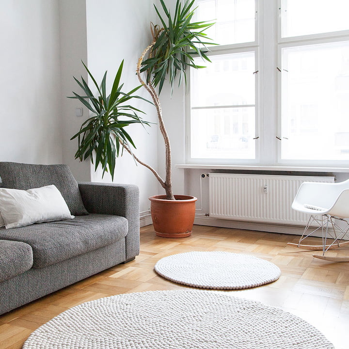 Linéa Round rug from myfelt in front of the sofa