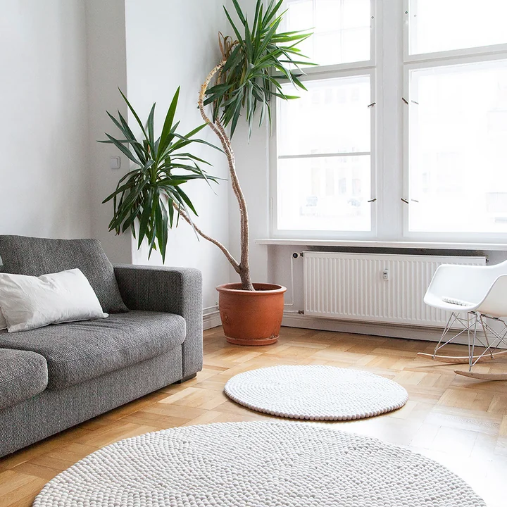 Linéa Round rug from myfelt in front of the sofa