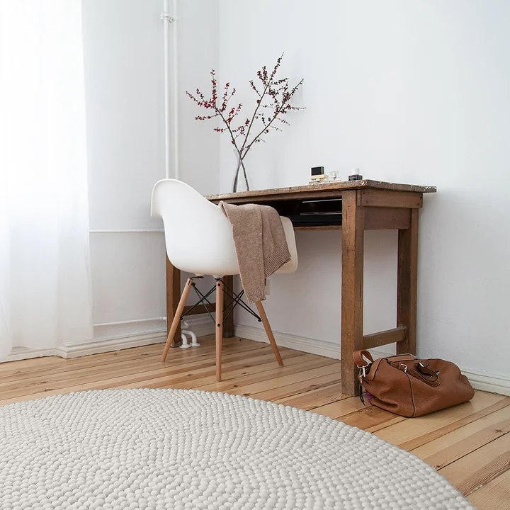 Linéa Round carpet from myfelt in front of the desk