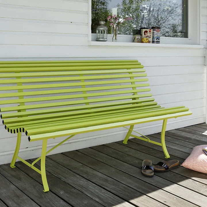 The most classic of all garden benches
