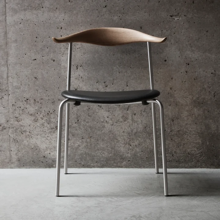 CH88P from Carl Hansen in the version oak / leather black / steel frame