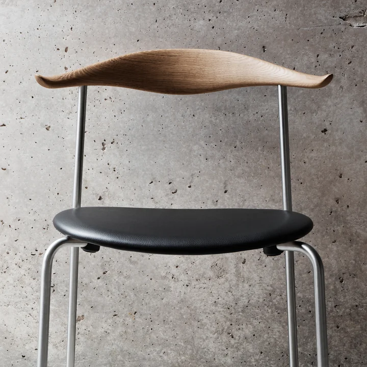 CH88P from Carl Hansen in the version oak / leather black / steel frame
