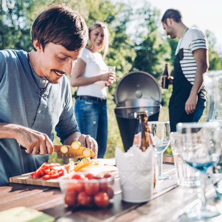 Adjustable grilling with charcoal