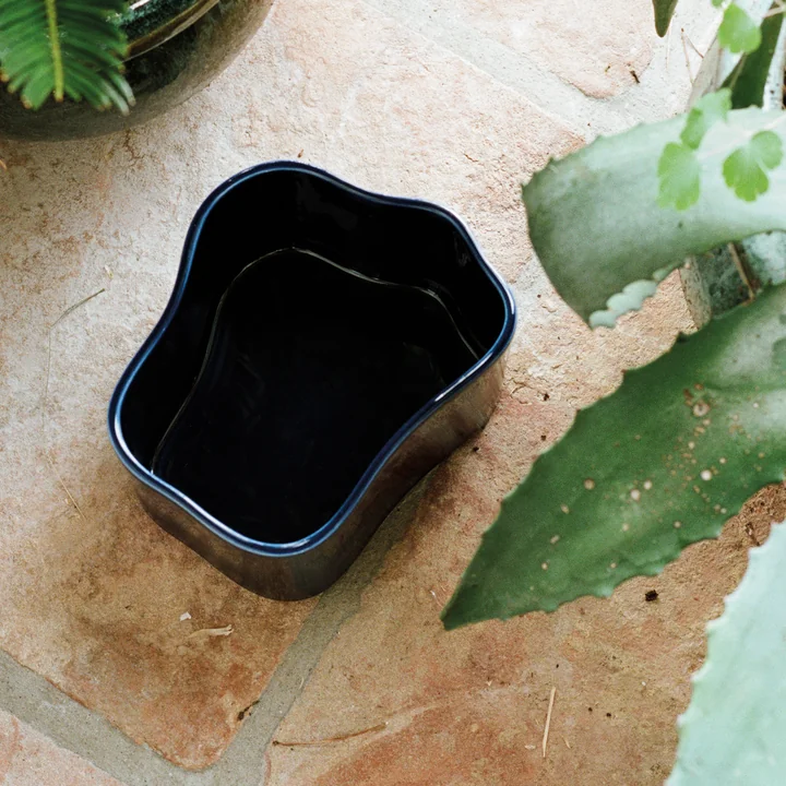 Riihitie planter by Artek