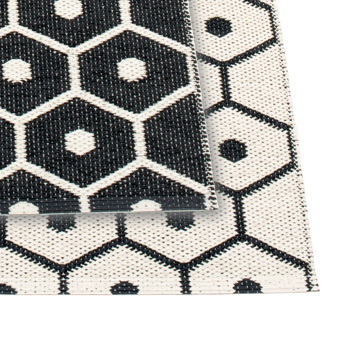 Honey Rug by Pappelina in Black / Vanilla