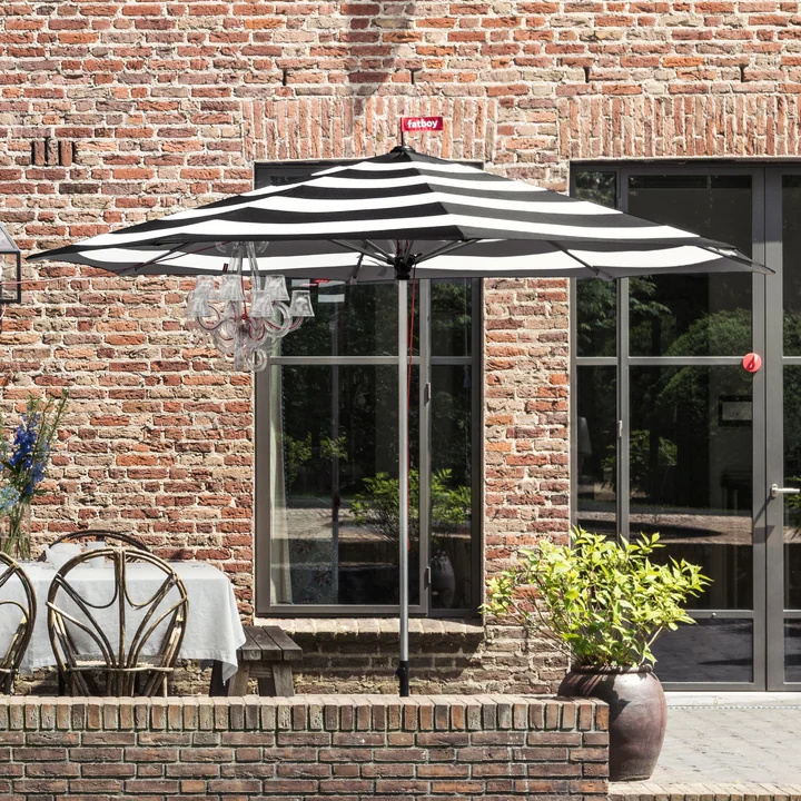 Parasol parasol with stripes and RockCoco chandelier from Fatboy