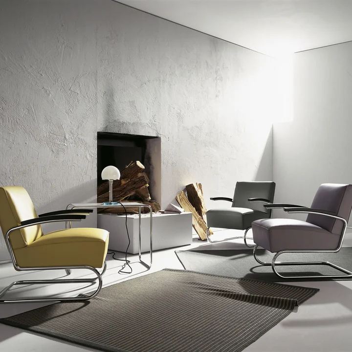 The S 411 armchair and the B 9 coffee table from Thonet