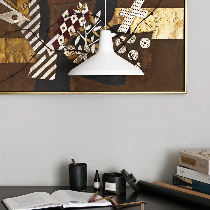 Optionally with a diffuser/media/Gubi/G10-Pendelleuchte/Gubi-G10-Pendelleuchte-schwarz-Untersicht-Freisteller.jpgG10 Pendant Lamp by Gubi above the table