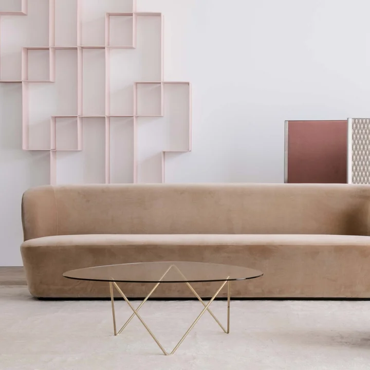 Pedrera Coffee table from Gubi in front of the sofa