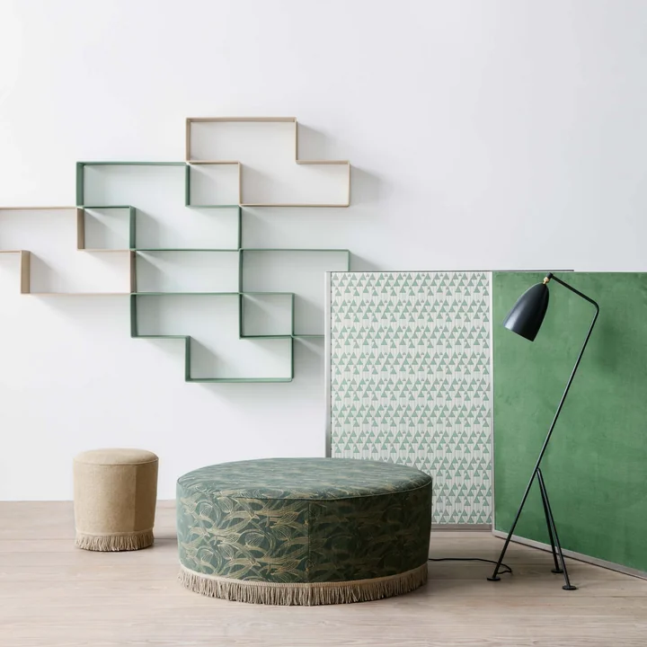 Dédal bookcase with Gräshoppa Floor lamp GM1 from Gubi