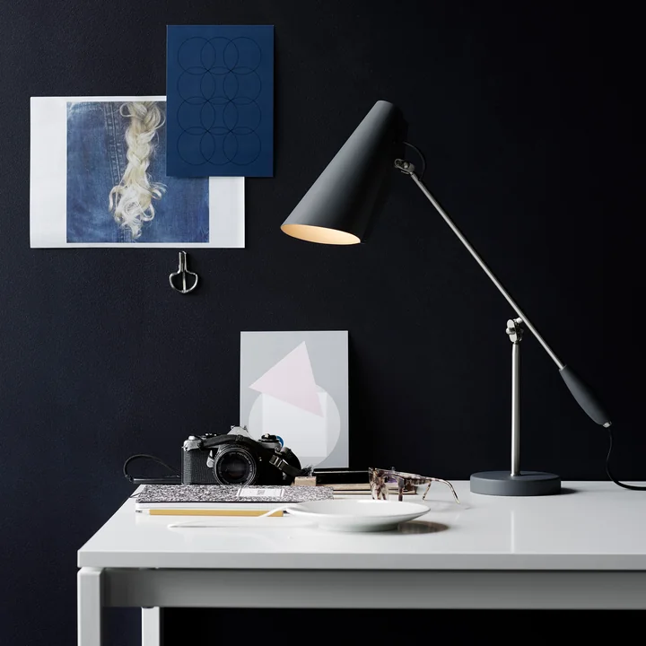 The Northern lighting - Birdy table lamp in white / metallic placed on the side table.