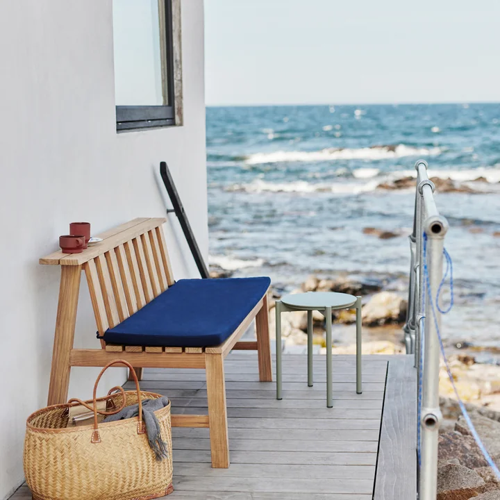The Skagerak - Plank Bench 144 cm, Teak with Cushion in Marine Blue on the Patio