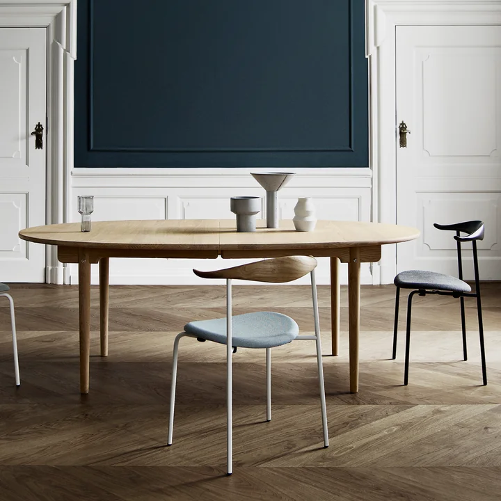 The Carl Hansen - CH338 Extendable Dining Table, 200 x 115 cm in Soaped Oak