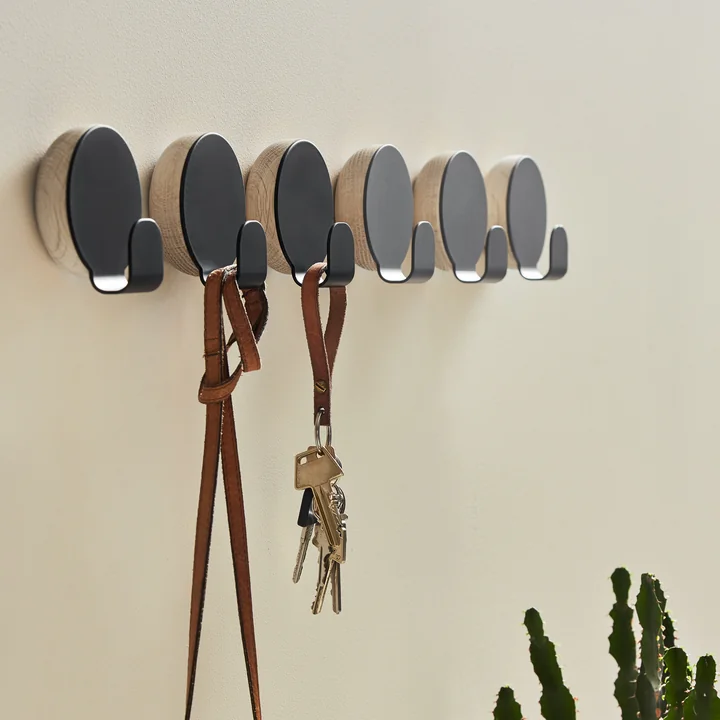 The Woud - Haak Coat hook, oak / black to several on the wall