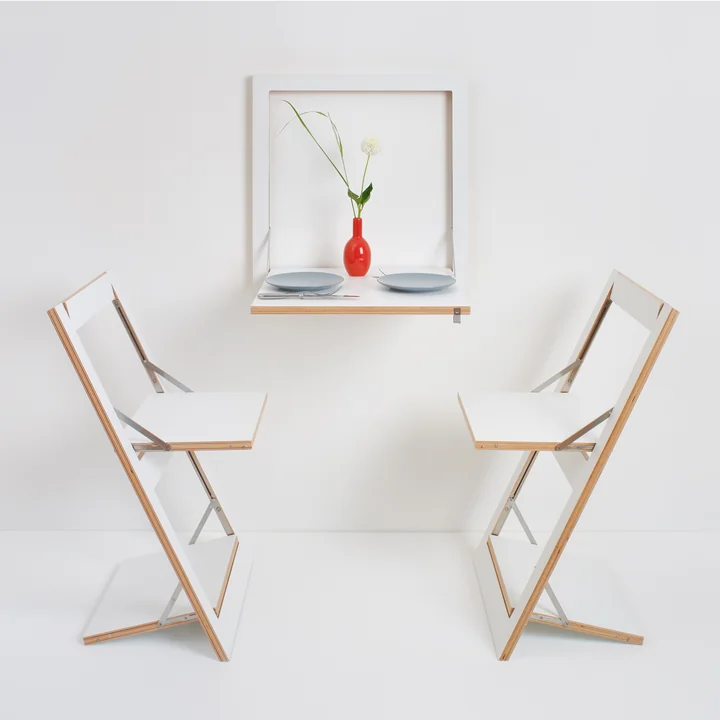 Ambivalenz - Fläpps Putty table and folding chair