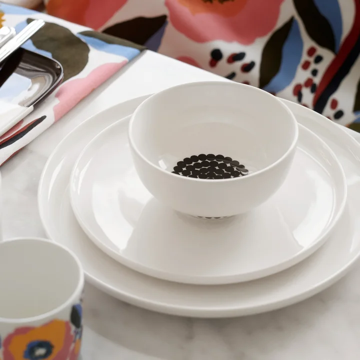 Oiva Räsymatto bowl, 300 ml in white / black by Marimekko together with plain tableware