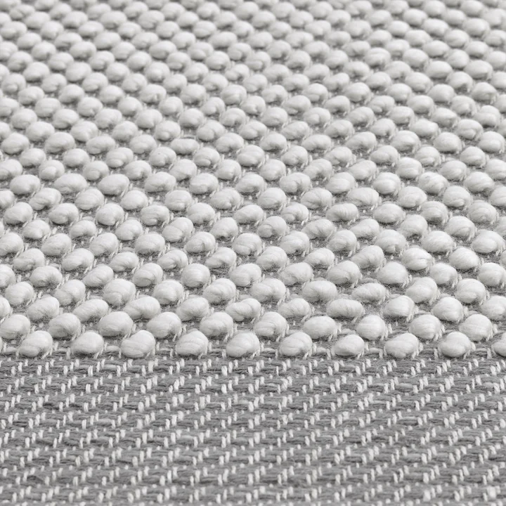 Pebble Carpet from Muuto in light gray in detail