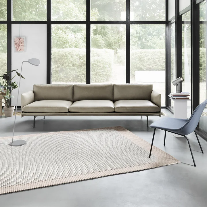 Pebble Rug from Muuto in pale rose in front of the sofa