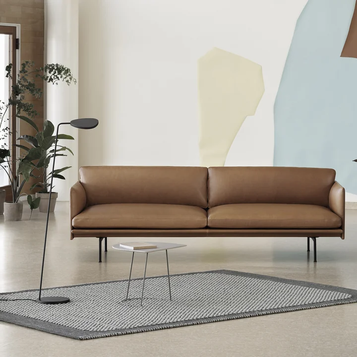Pebble Rug from Muuto in dark gray in front of the sofa
