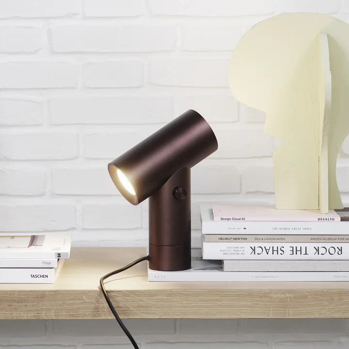 Beam LED table lamp from Muuto in umber on the desk